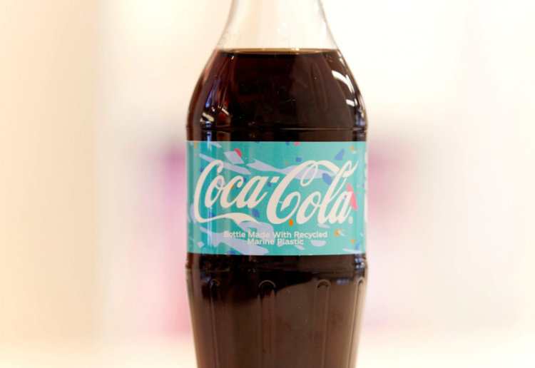 Coca-Cola представила первую в мире бутылку из океанического пластика